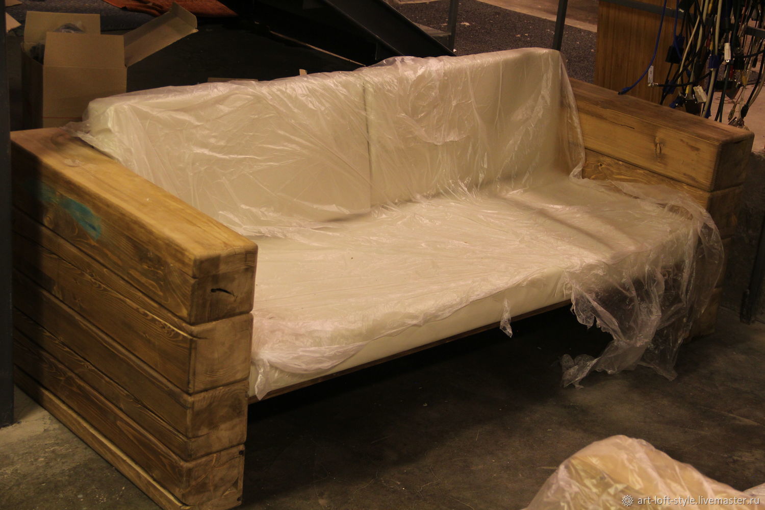 Диван в стиле лофт из массива