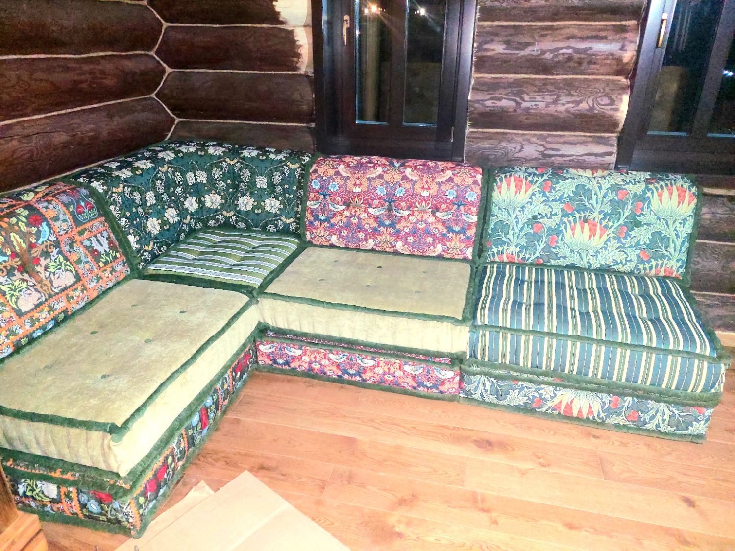 Диван Маджонг в ткани по мотивам Уильяма Морриса