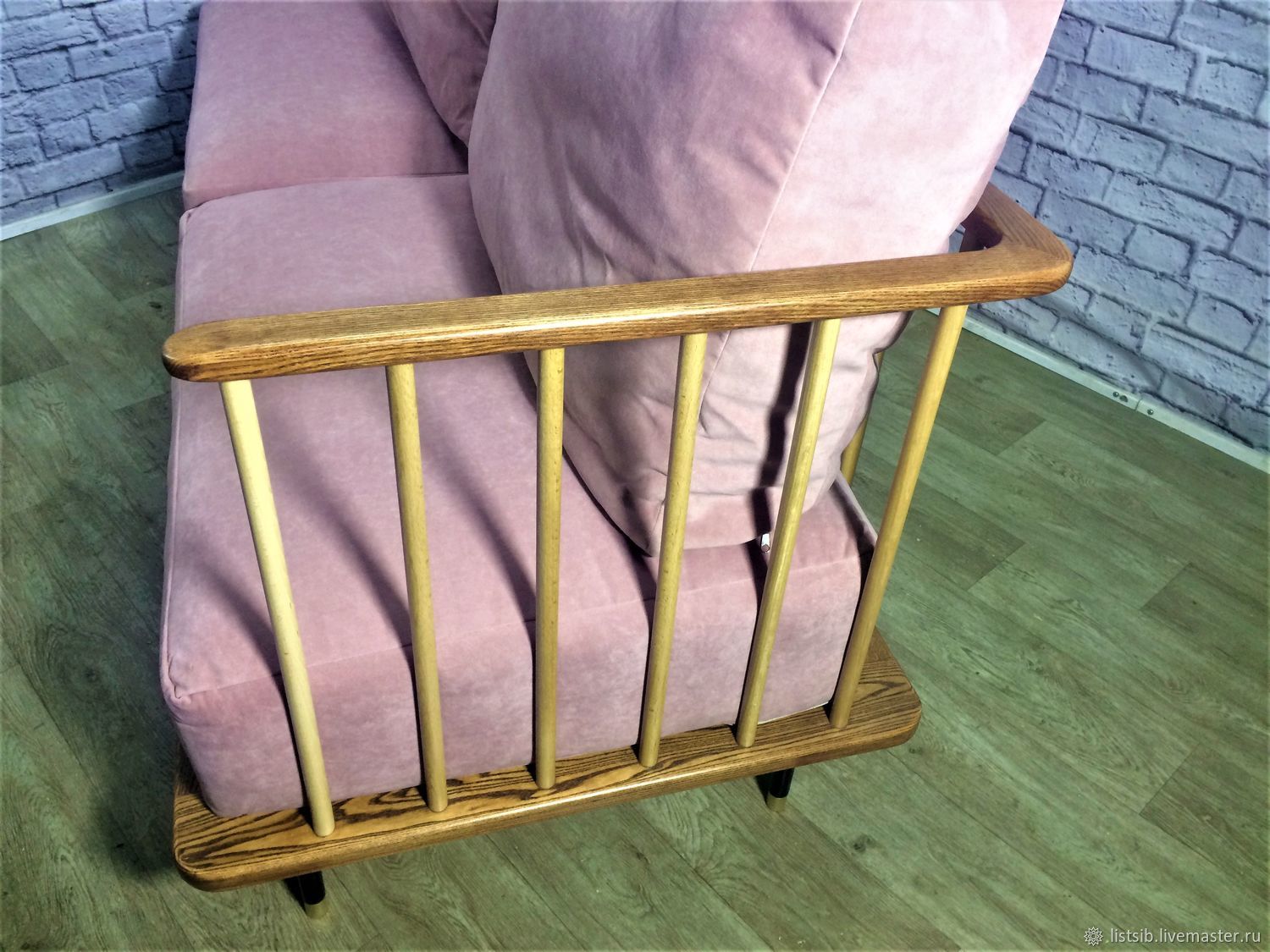 Диван из массива с подушками