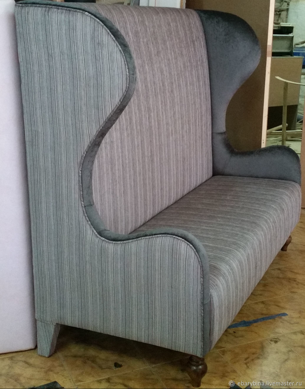 Диван для ресторана с высокой спинкой