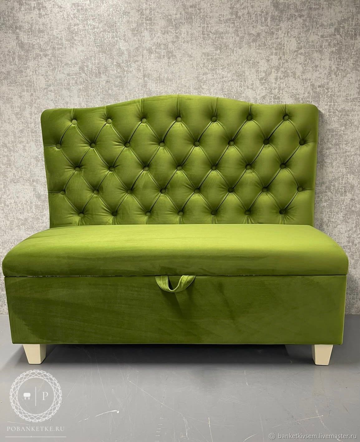 Диван из зеленого велюра