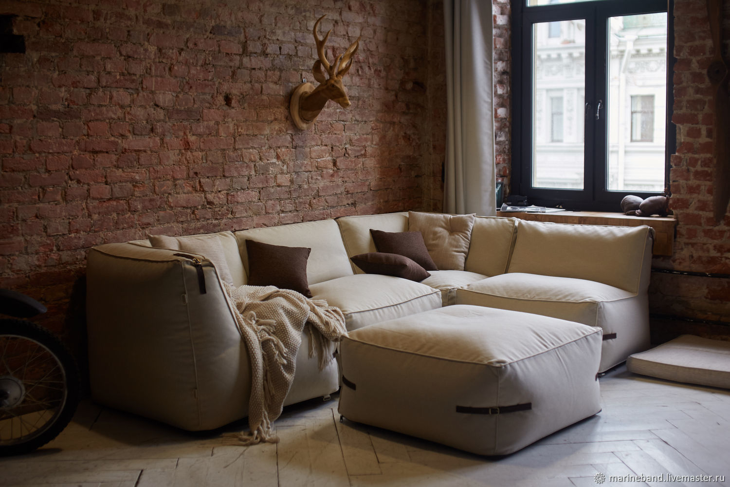 Дизайнерский диван с декоративными ремешками