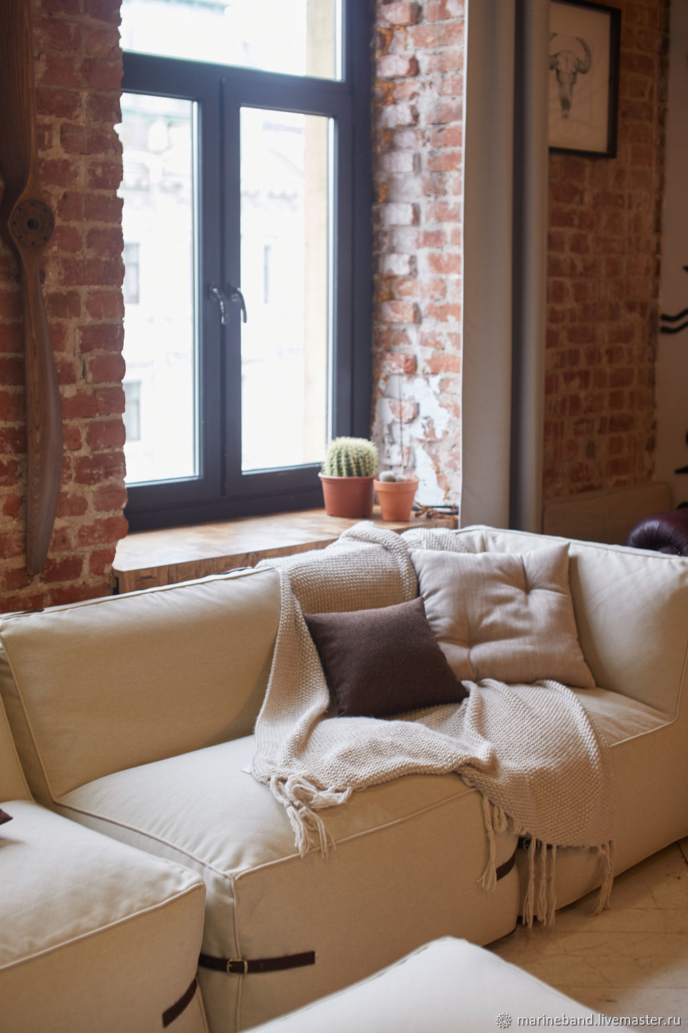 Дизайнерский диван с декоративными ремешками