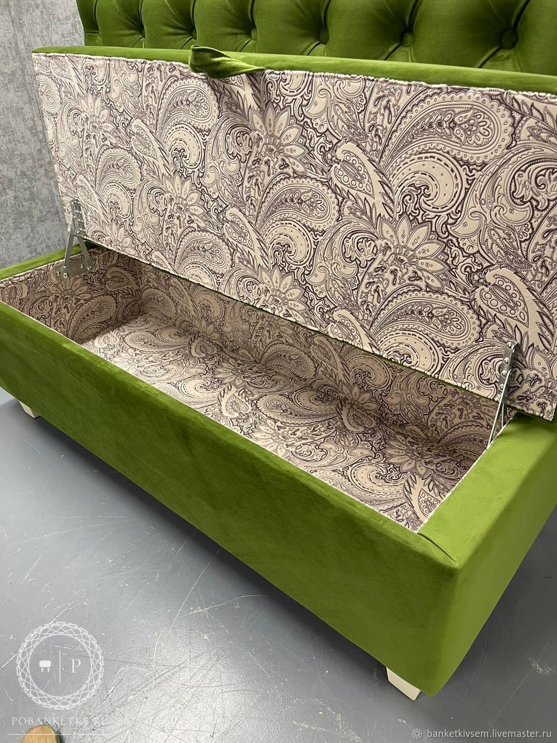 Диван из зеленого велюра