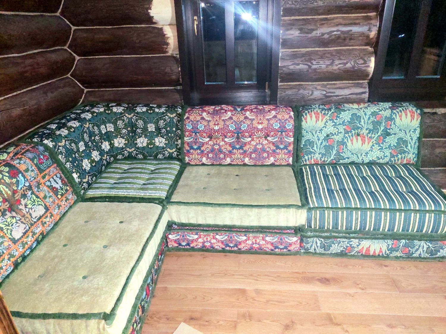 Диван Маджонг в ткани по мотивам Уильяма Морриса