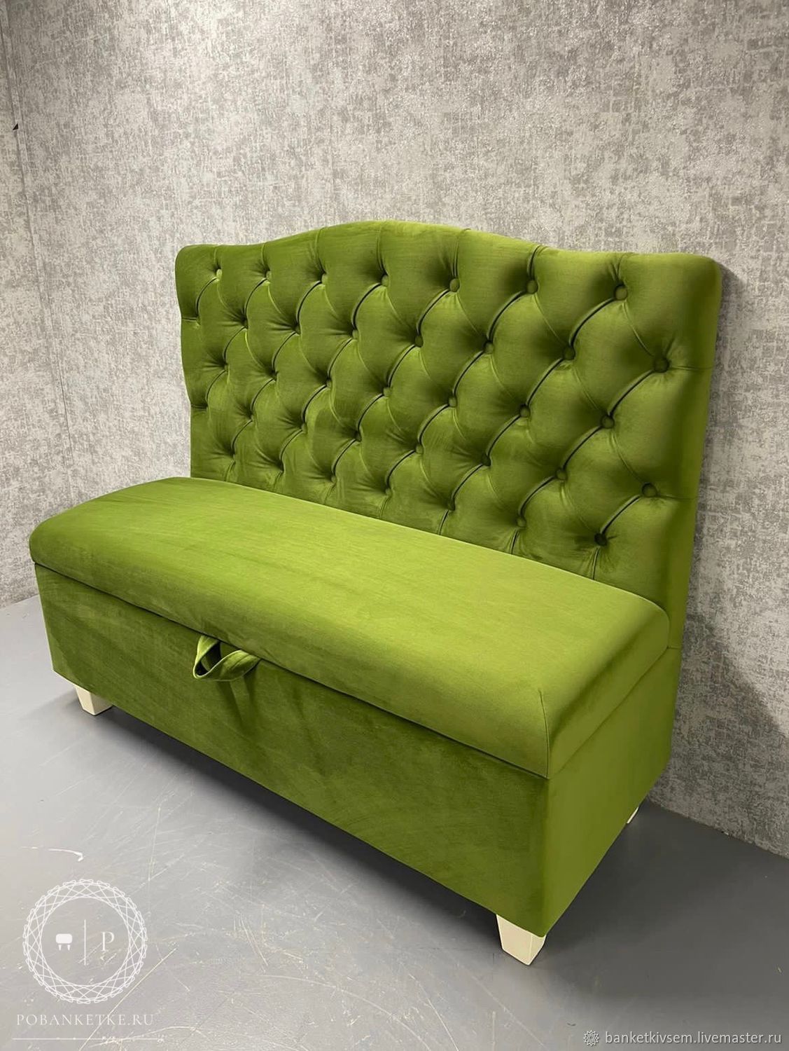 Диван из зеленого велюра