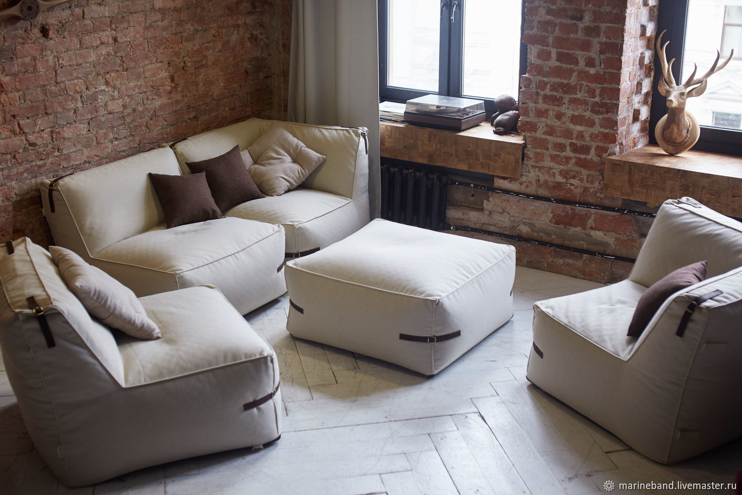 Дизайнерский диван с декоративными ремешками