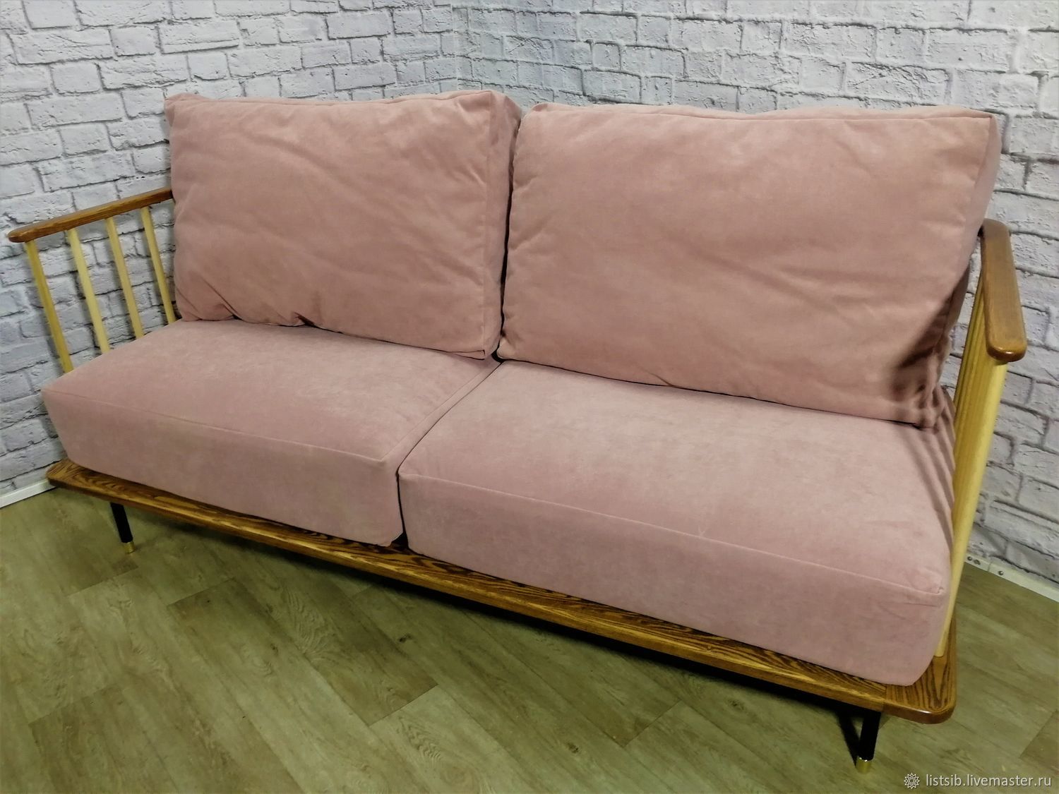 Диван из массива с подушками