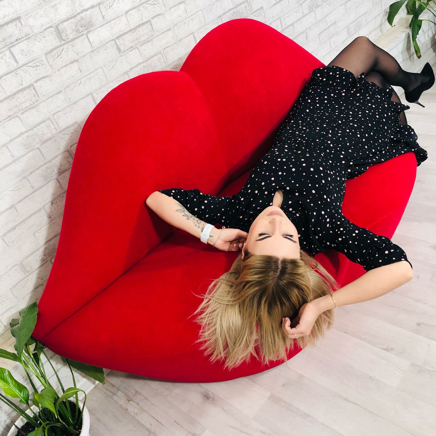 Диван губы 180 см нужного цвета