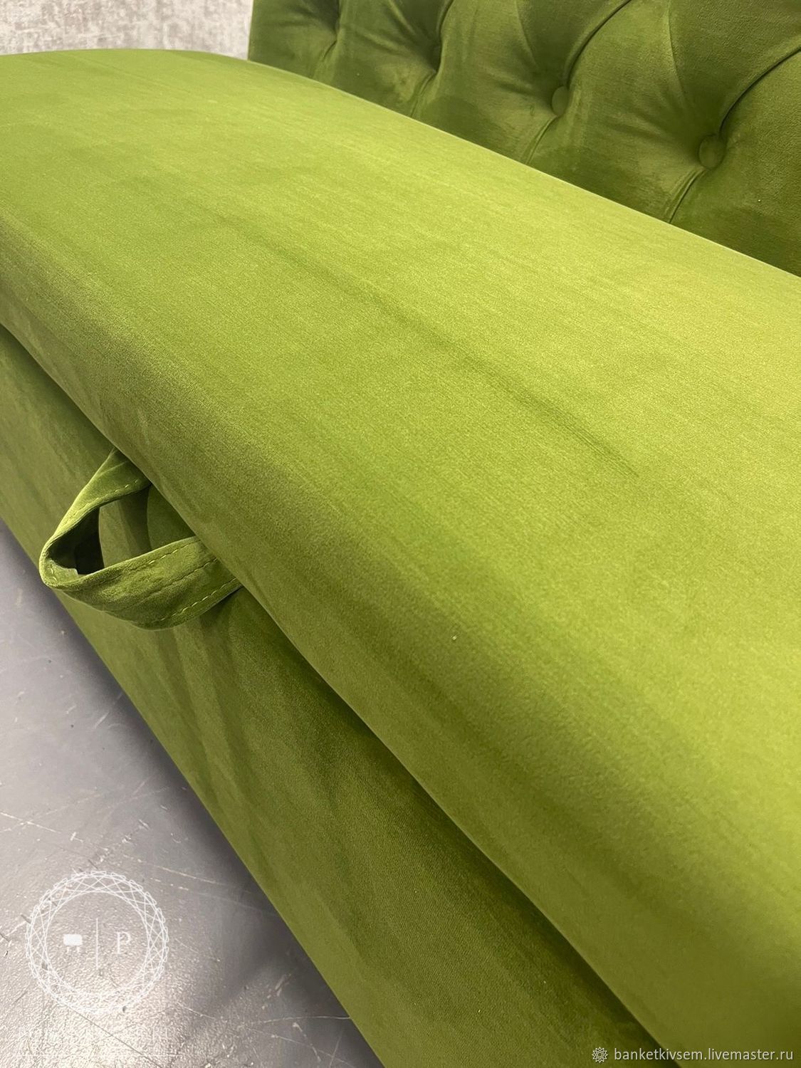 Диван из зеленого велюра