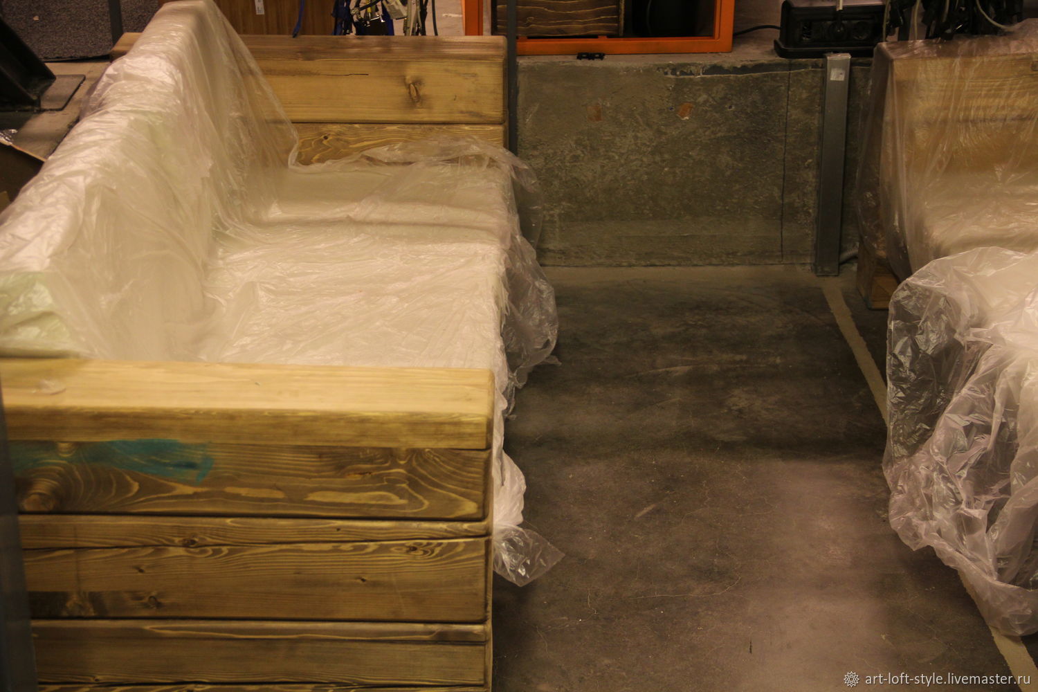 Диван в стиле лофт из массива