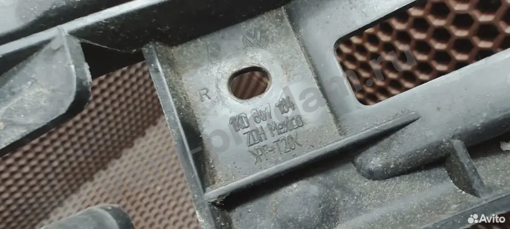 Кронштейн переднего бампера L042011801R Volkswagen