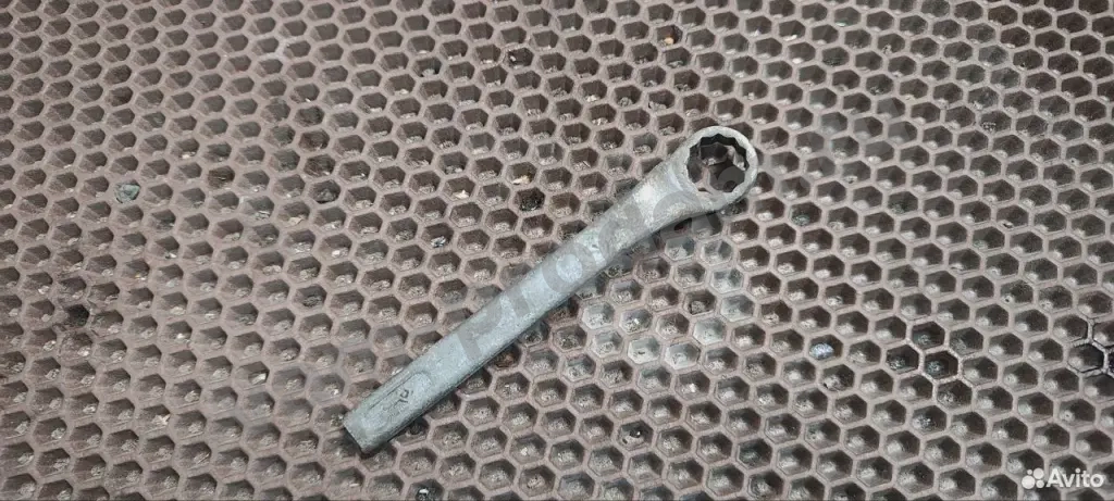 Гаечный накидной ключ на 17
