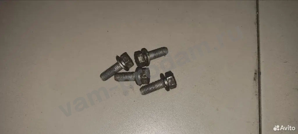 Болт с шестигранной головкой с шайбой 071199047