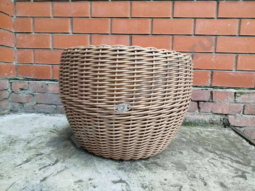 Кашпо из искусственного ротанга