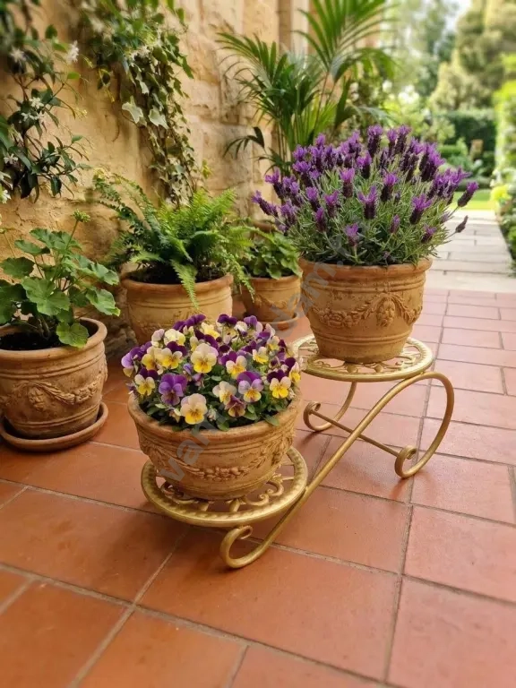 Подставка под горшки с цветами