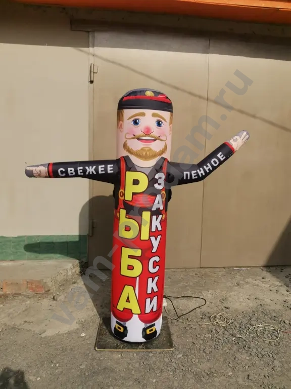 Надувная фигура указатель высотой 2 м.