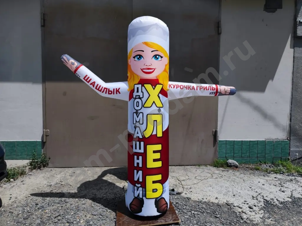 Надувная фигура указатель высотой 2 м.