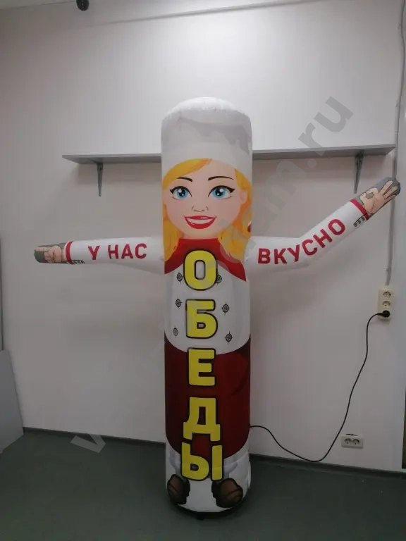 Надувная фигура указатель высотой 2 м.