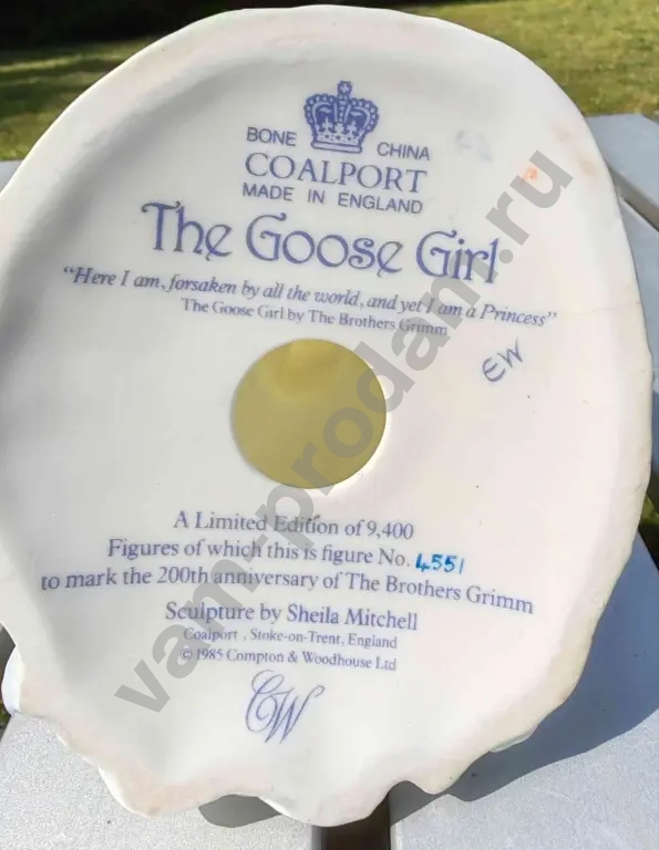 Винтажная фарфоровая статуэтка «Девочка с гусем»