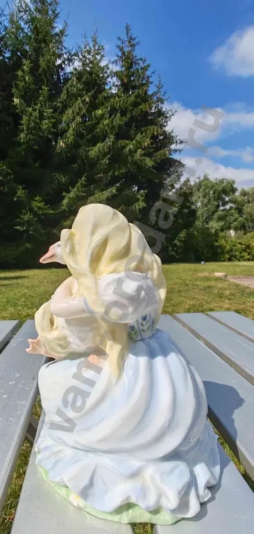 Винтажная фарфоровая статуэтка «Девочка с гусем»