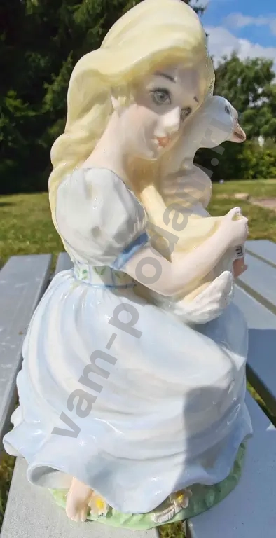 Винтажная фарфоровая статуэтка «Девочка с гусем»