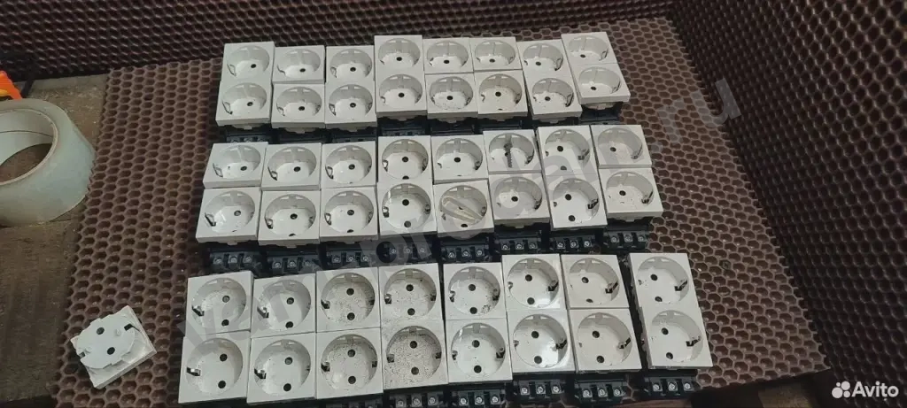 Розетка DKC двойная с заземлением белая