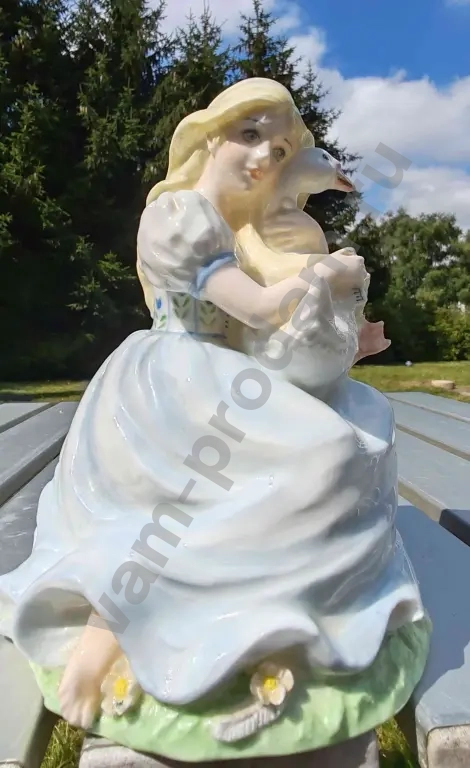 Винтажная фарфоровая статуэтка «Девочка с гусем»