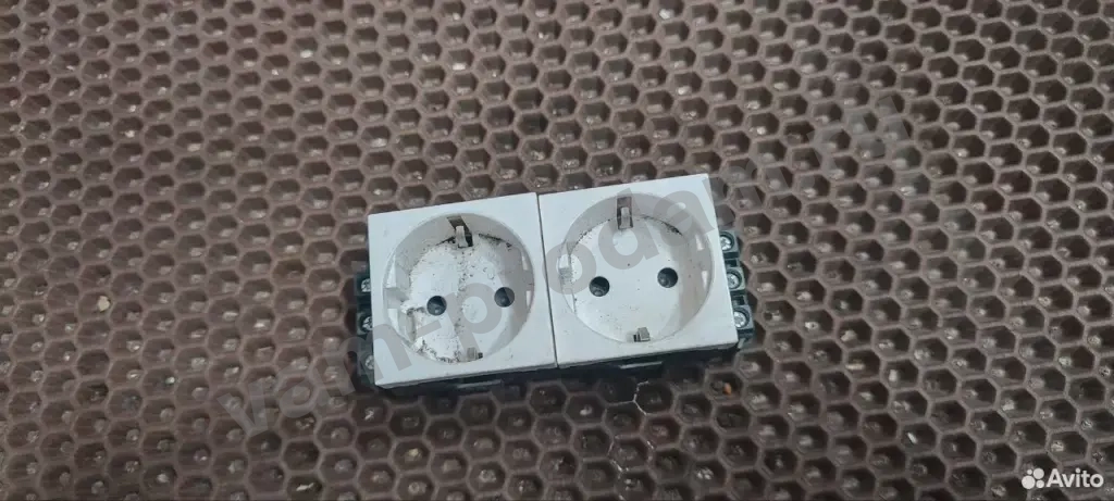 Розетка DKC двойная с заземлением белая