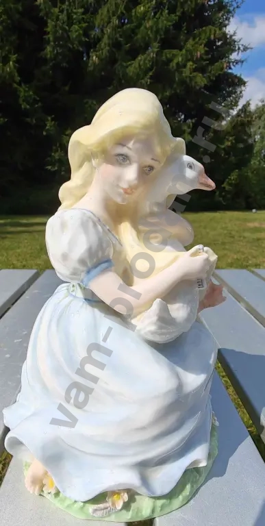 Винтажная фарфоровая статуэтка «Девочка с гусем»