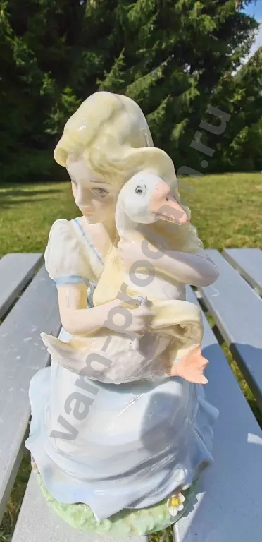 Винтажная фарфоровая статуэтка «Девочка с гусем»