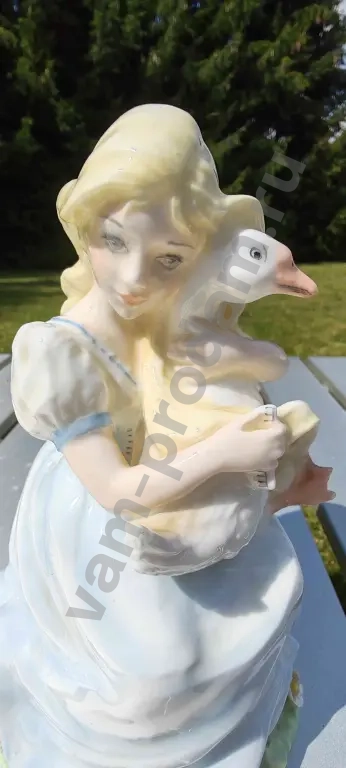 Винтажная фарфоровая статуэтка «Девочка с гусем»