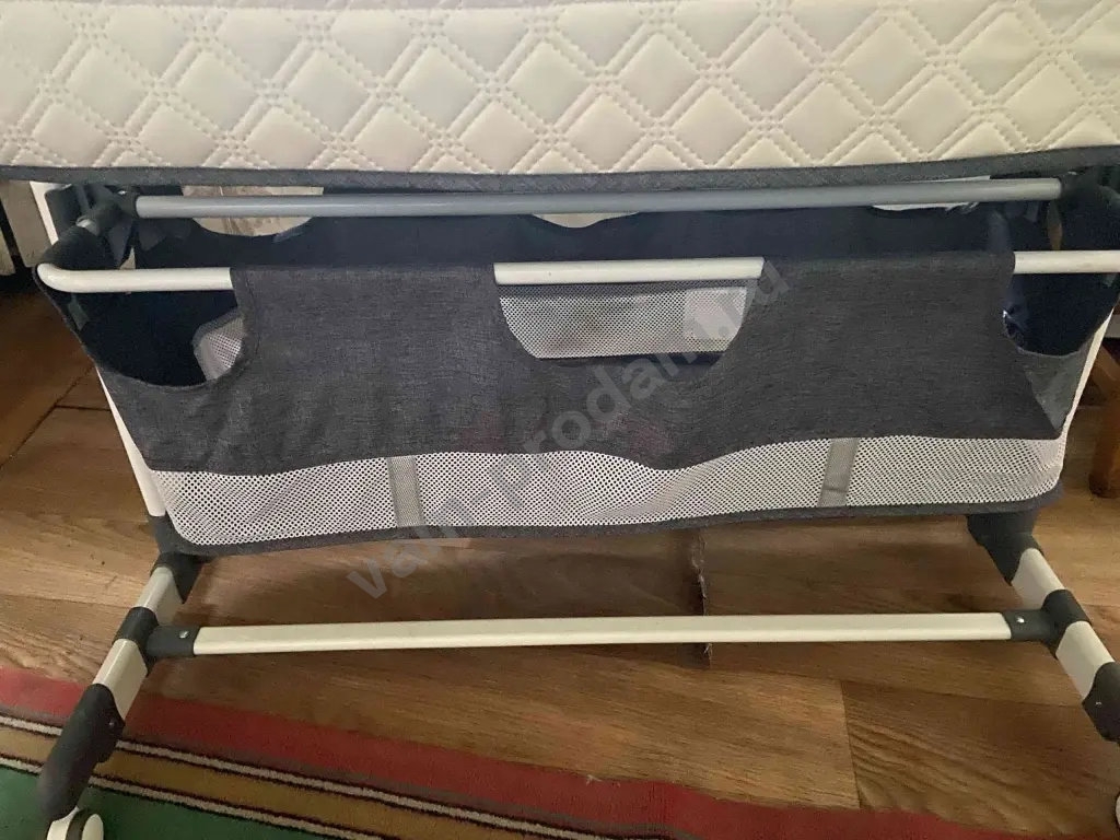 детская кровать и качелька