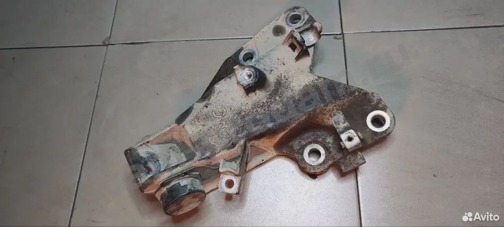 Кронштейн опоры двигателя левый BMW 3-serie E90