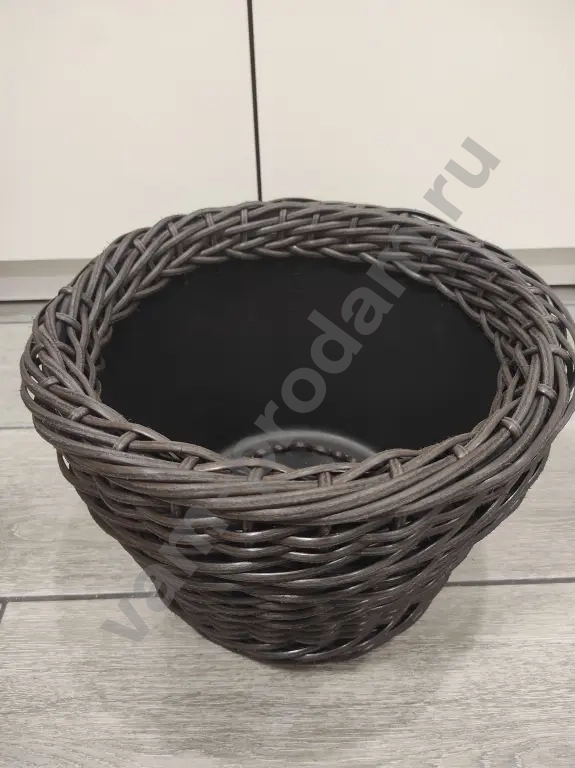 Кашпо из искусственного ротанга