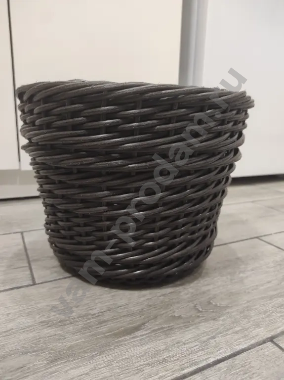 Кашпо из искусственного ротанга