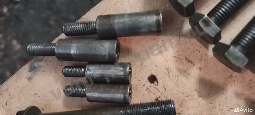 Болт крышки подшипника 11317592878