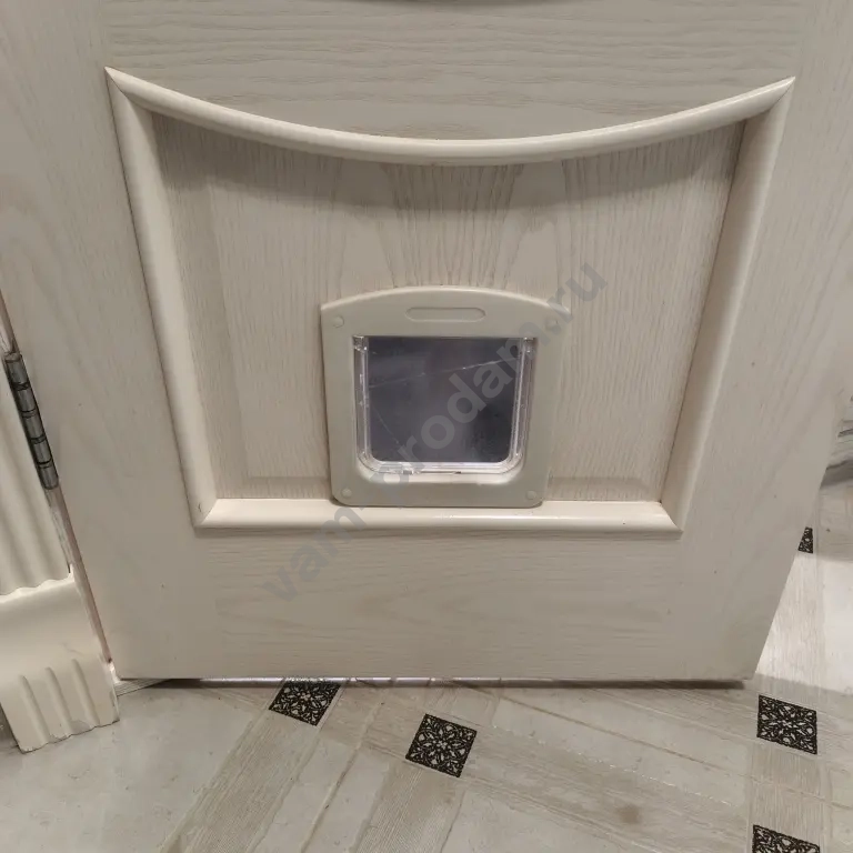 Врезная дверца для прохода кошек