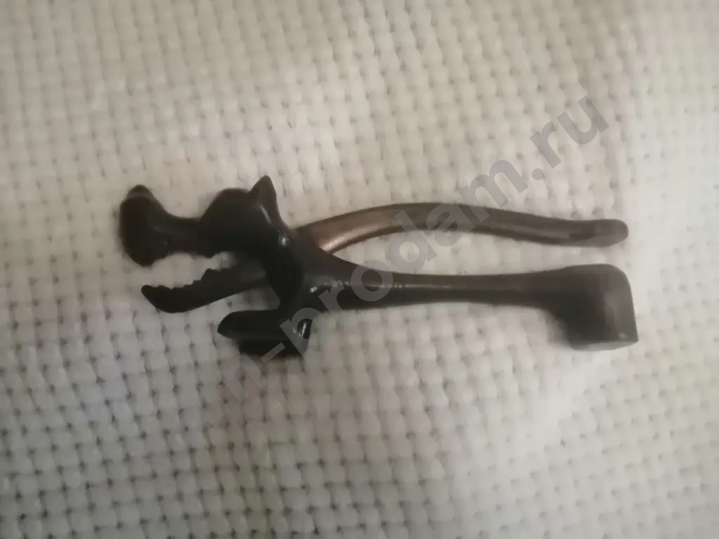 орехокол в виде волка