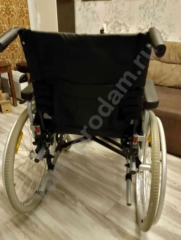 Кресло - коляска для инвалидов.