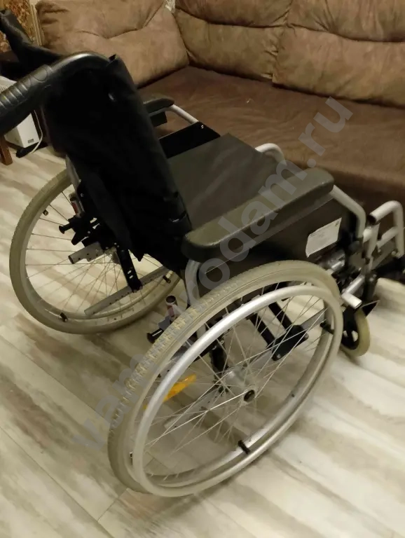 Кресло - коляска для инвалидов.