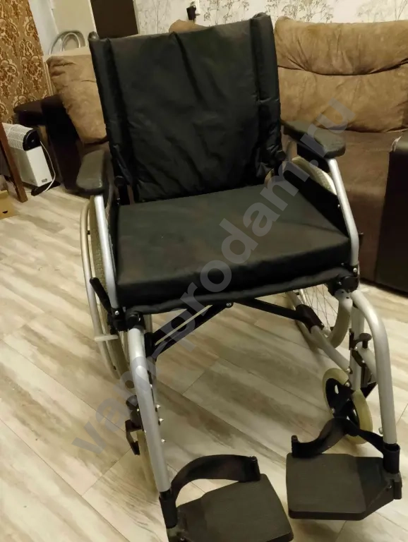 Кресло - коляска для инвалидов.
