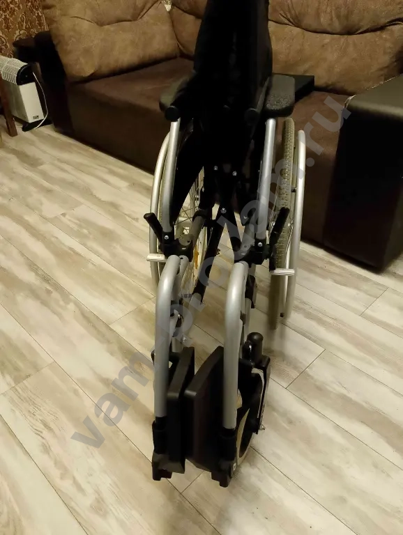 Кресло - коляска для инвалидов.