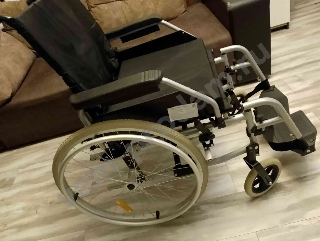 Кресло - коляска для инвалидов.