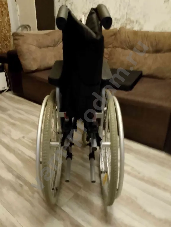 Кресло - коляска для инвалидов.