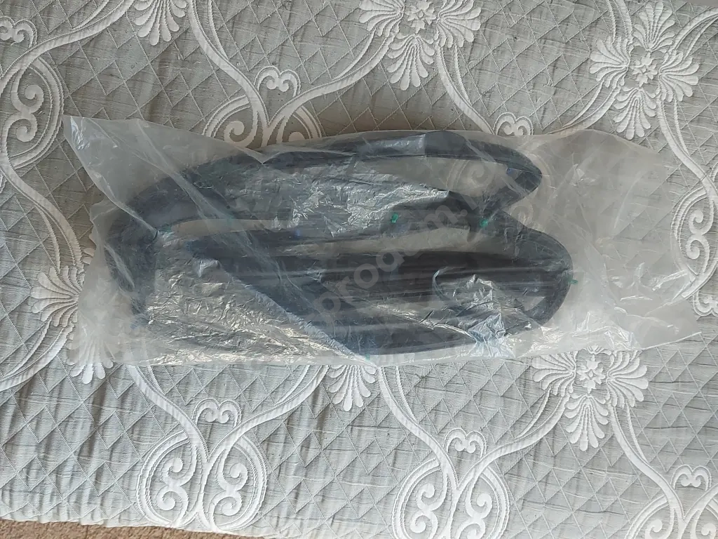 Уплотнение передней правой двери