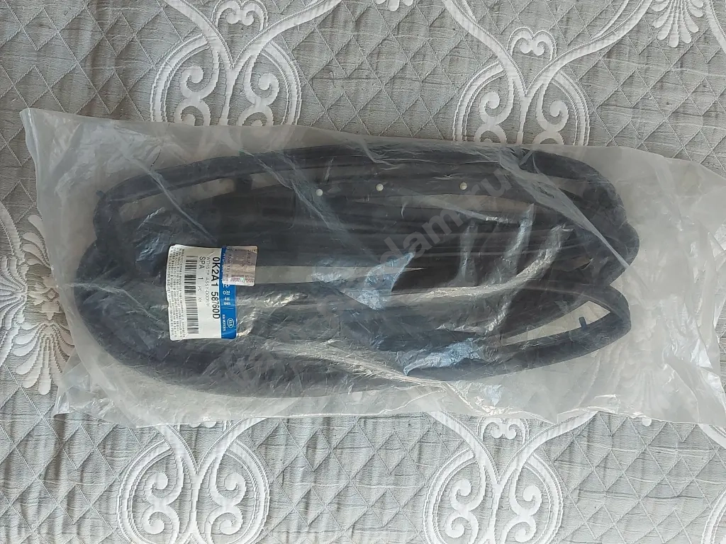 Уплотнение передней правой двери