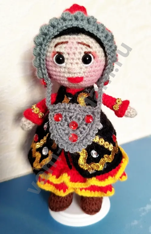 Вязаные куклы в народных костюмах.