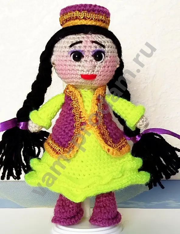 Вязаные куклы в народных костюмах.