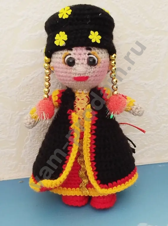 Вязаные куклы в народных костюмах.